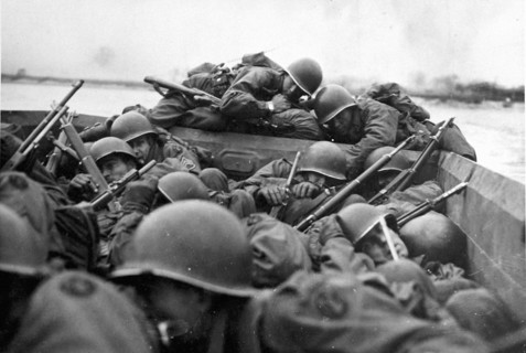 Des troupes de la IIIe armée américaine traversent le Rhin à  Oberwesel (Allemagne, 22 mars 1945)