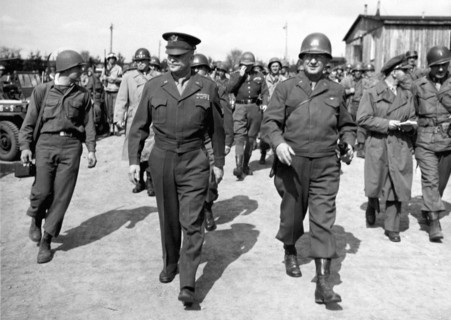Le général Eisenhower en tournée d'inspection à Orhdruf le 12 avril 1945.