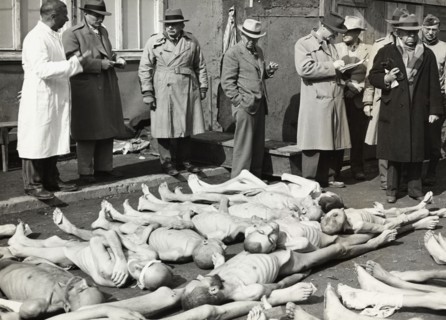Des membres de la presse américaine visitent le camp de torture de Dachau (Mai 1945)
