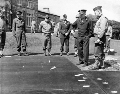 Le général Eisenhower étudie le Plan stratégique (début 1944)