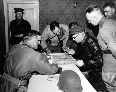 Après la jonction, des officiers russes et américains s'entretiennent (28 avril 1945).