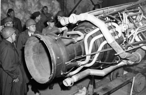 Des membres du Congrès américain regardent un V-2 à Nordhausen en Allemagne. (1er mai 1945).
