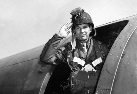 Major général Maxwell D. Taylor  en Angleterre le 17 septembre 1944.