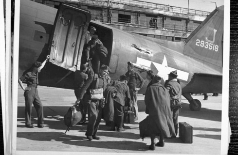 U.S planes bring French prisoners home (Le Bourget (France) April 19,1945)