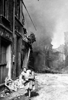 Une allemande fuit une zone incendiée de Siegburg (1945)