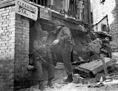 Pause cigarette à Wiltz (Luxembourg), 22 janvier 1945.