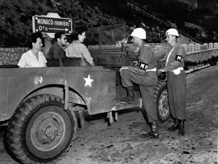 Deux membres du Corps d'armée de femmes (WAC) et deux policiers militaires conversent près de la frontière de Monaco  (30 juin 1945)