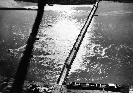 Camions de l'armée US sur le Rhin, 1945
