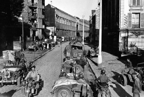 French soldiers move into Meudon , outskirts of Paris (France) August 25,1944.