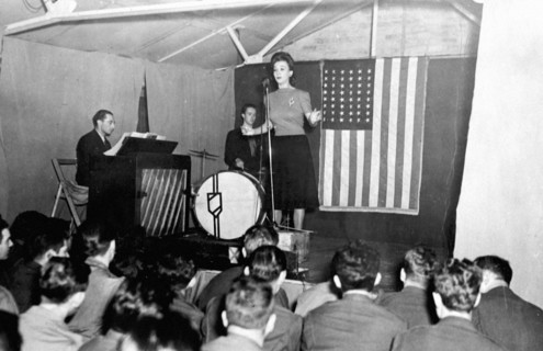 Carole Landis divertit la 8e armée de l'air US en Irlande du Nord (1943-1944)