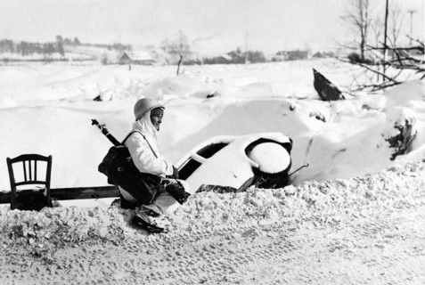 Un sergent d'infanterie US en combinaison de protection contre la neige à St-Vith (Belgique) (Janvier 1945).