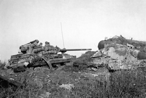 Chasseur de chars du 776e bataillon US sur la ligne Maginot (France, 19 décembre 1944)