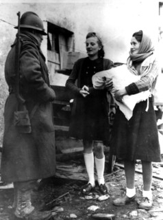 Réfugiées françaises en conversation avec un soldat français, Est de la France (Octobre-Novembre 1944)