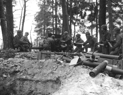 Artillerie américaine près de Wingen (France, 6 janvier 1945).
