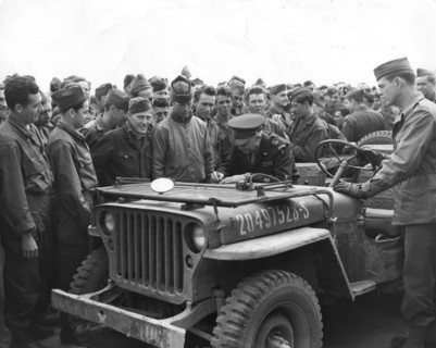 Le général Dwight Eisenhower signe des "short snorter bills" pour les soldats à St Valery en Caux (France) 22 mai 1945.