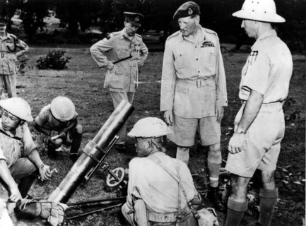 Le général britannique Sir Claude Auchinleck visite un centre d'instructions sino-américain en Inde. (1944)