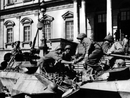 Les IIIe et VIIe armées US se rejoignent à Autun (France)