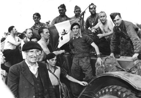 Des français acceuillent des soldats en route vers Paris (France) Août 1944.