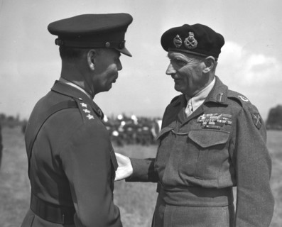 Field Marshall britannique Sir B.L. Montgomery et le Lt. Gén. américain Walther B. Smith s'entretiennent à Francfort (Allemagne) 10 juin 1945