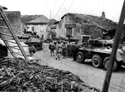 Véhicules de reconnaissance français près de Brouville (Est de la France) pendant l'offensive de Strasbourg (novembre 1944)