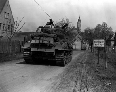 Les chars de la 6e division blindée U.S  entrent dans Buttstadt (Allemagne). 11 avril 1945