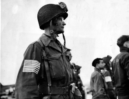 Les troupes aéroportées américaines atterrissent à l'Est du Rhin. (Allemagne, 24 mars 1945)
