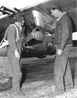 Un pilote de la 9e U.S Air Force vérifie son appareil (3 avril 1945)