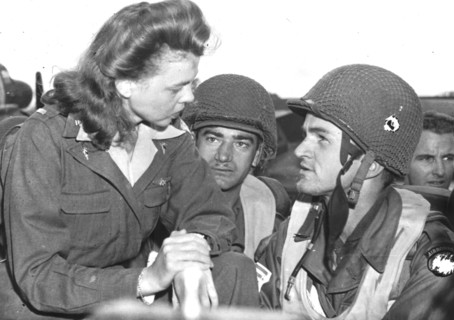 Une infirmière fait ses adieux aux parachutistes avant leur envol vers la Hollande. (17 septembre 1944)