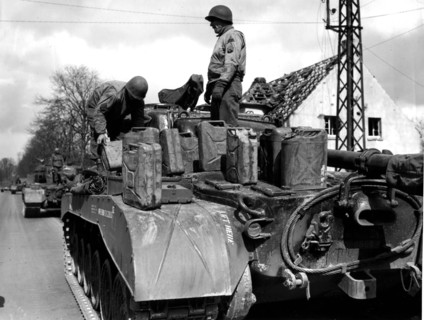 Réapprovisionnement en combustible des chars  General Pershing avant la traversée du Rhin (Allemagne)  30 mars 1945