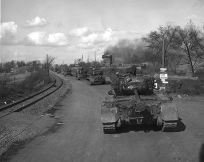 Un convoi de chars General Pershing traverse un village allemand dévasté près de Wesel (30 mars 1945)