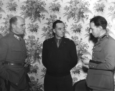 Des officiers supérieurs de l'armée suisse visitent des installations de l'armée US en France (Décembre 1944)