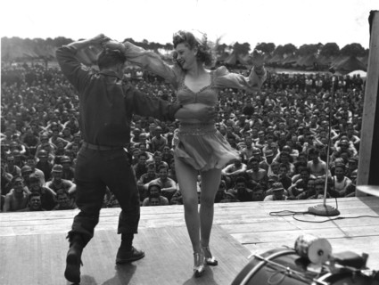 Spectacle d'une unité de la U.S.O. à Mourmelon en France. 20 juin 1945