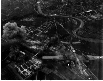 Bombardier léger A-20 Havoc de la 9e U.S Air Force au-dessus de Kempten en Allemagne. 19 avril 1945