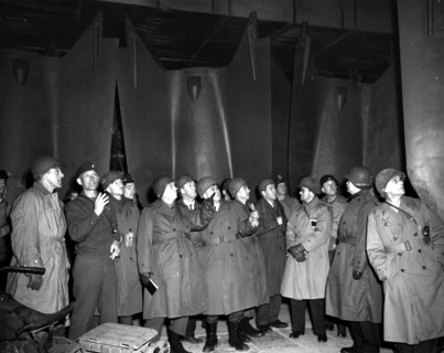 Des membres du Congrès américain visitent une usine de production de bombes volantes à Nordhausen en Allemagne. 1er mai 1945