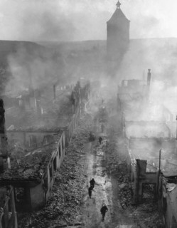 Une rue bombardée de Waldenburg, 1945