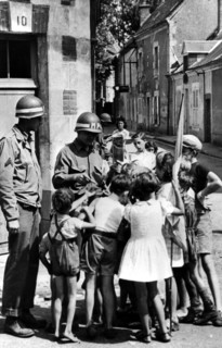 Enfants français autour d'un soldat américain à Orléans (France) août 1944