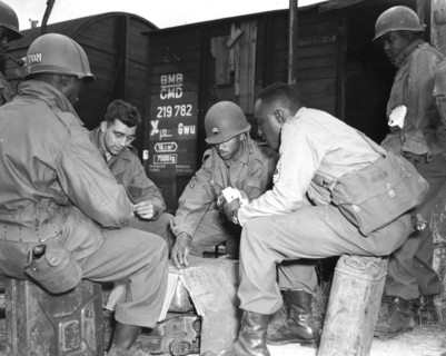 Soldats américains jouant au bridge à Suippes (France) 11 juin 1945