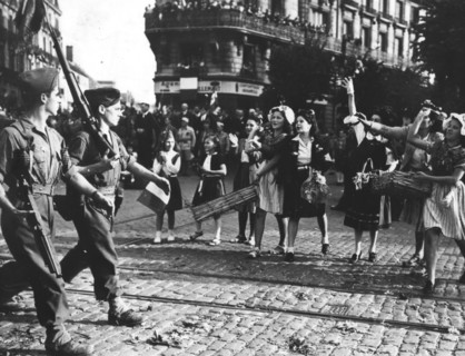 Filles et femmes de Dijon accueillent les troupes françaises. (11 septembre 1944)