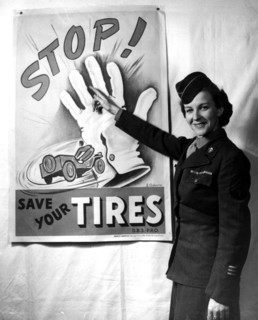 Femme du W.A.C montrant une affiche publicitaire pour des pneus à Marseille (27 mars 1945)