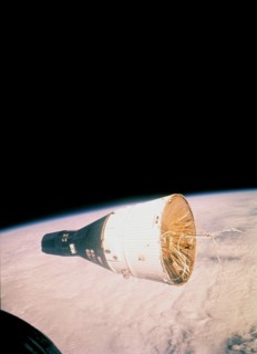 Photo de Gemini 7 en orbite terrestre prise de Gemini 6  (15 décembre 1965)