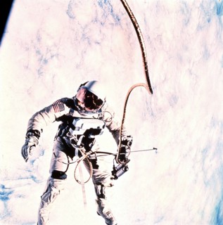 Astronaute Edward H. White II lors d'une activité extra-véhiculaire (Gemini IV) 3 juin 1965