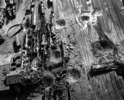 Dépôt ferroviaire de Celle, en Allemagne, détruit par des bombardiers de la 9e U.S. Air Force.
(Avril 1945)