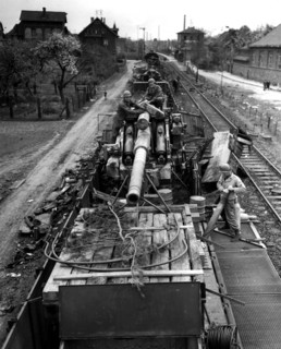 Canon allemand de 5 pouces trouvé par les soldats américains à Hanau, en Allemagne.
(15 avril 1945)