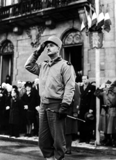 Le Brig. Gen. français Dim Carpentier fait le salut au drapeau, à Belfort.
(20 novembre 1944)
