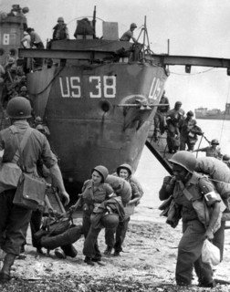 Femmes du corps médical français débarquant dans le sud de la France.
(Août 1944)