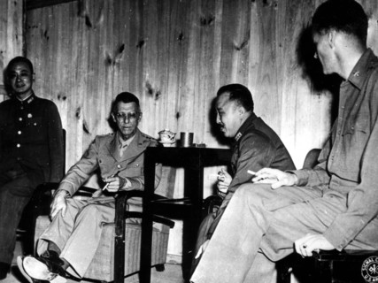 Le général américain Joseph W. Stilwell s'entretient avec des généraux de l'armée chinoise.
(1944)