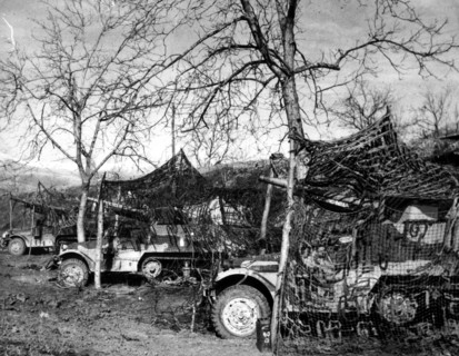 Canons de 75 mm de l'armée britannique, prêts à pilonner les positions allemandes.
(Front de Cassino, 22 février 1944)