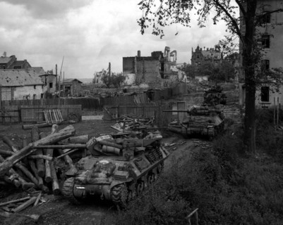Chars M-10 équipés de canons de 3 pouces, pilonnant des postes d'observation à Aix-la-Chapelle, en Allemagne.
(14 octobre 1944)