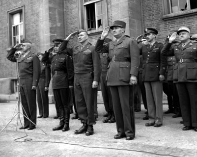 Généraux alliés et officiers d'état-major à Berlin.
(4 juillet 1945)