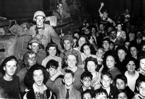 U.S. soldiers cheer in Dreux (France) August 18, 1944
